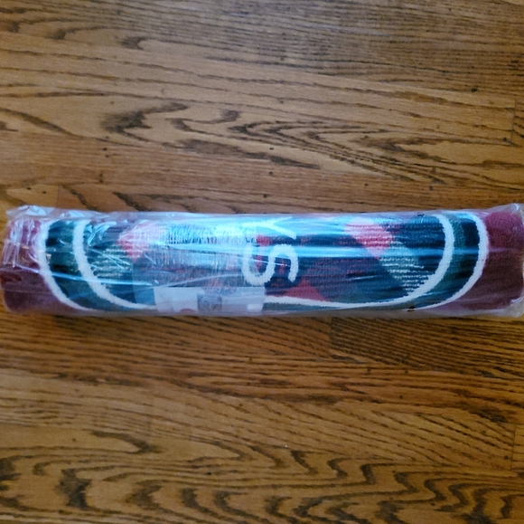 👀50% OFF - NWT‼️ "Happy H🐾lidays" Rug - Picture 5 of 5